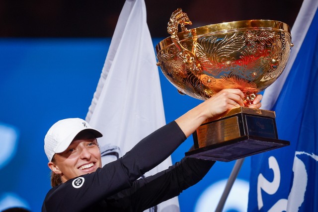 Iga Świątek z trofeum za wygranie China Open WTA 1000 w Pekinie