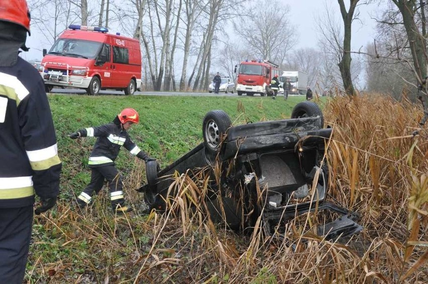 Wypadek w Biechowie: Samochód dachował, kierowca znikł