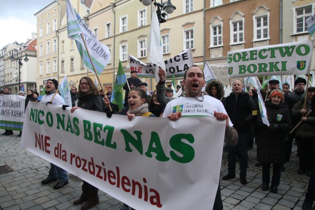 Przeciwnicy rozszerzenia Opola kosztem sąsiednich sołectw protestowali w mieście.