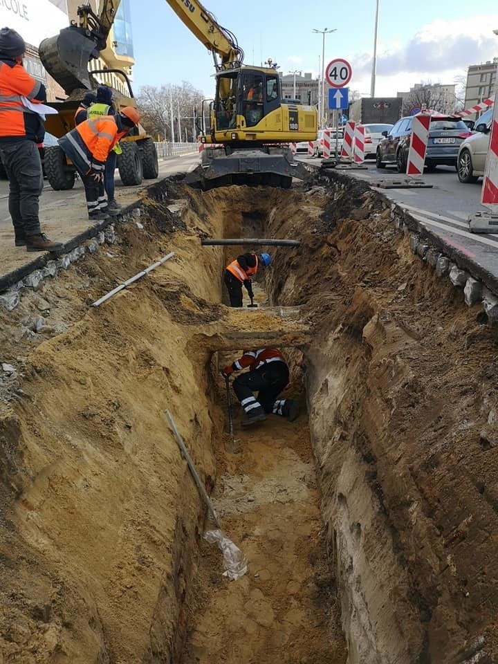 Trwają prace przy TAT. Plac Orląt Lwowskich rozkopany (NOWE ZDJĘCIA)