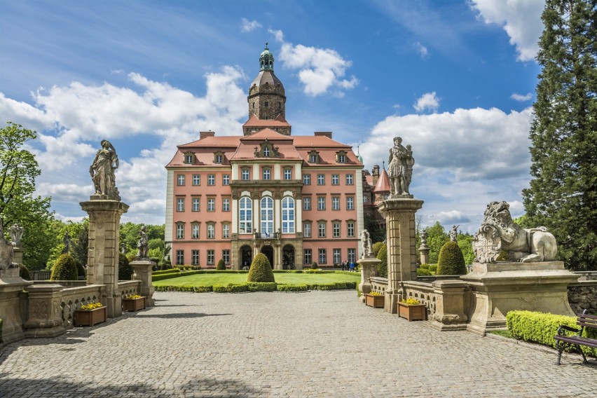 Zamek Książ pod Wałbrzychem jest położony około godziny...