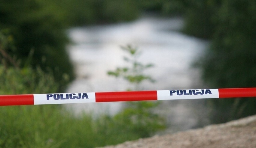 Ciało kajakarza wyłowione z Pilicy w okolicy mostu w Chałupach