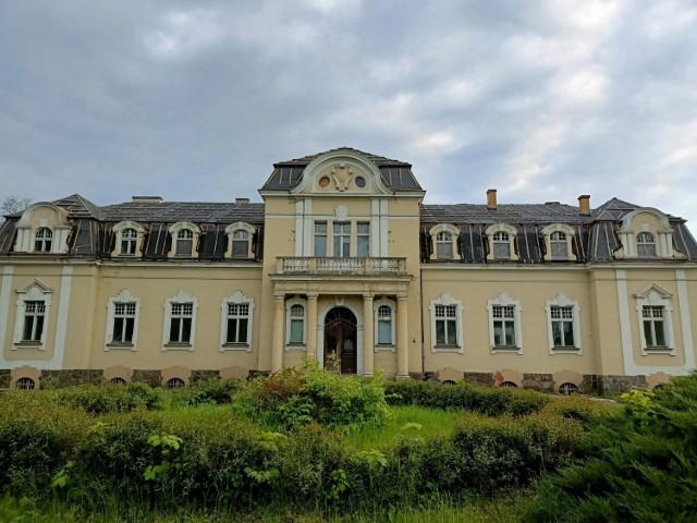 W środku można poczuć się jak w polskiej wersji Downtown Abbey.