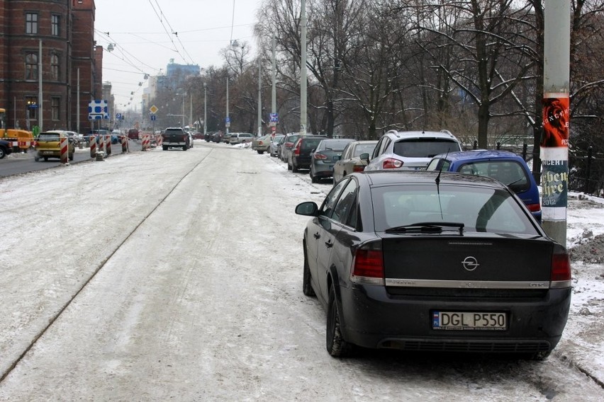 Wrocław: Z remontowanej części Podwala kierowcy zrobili sobie parking (FOTO)