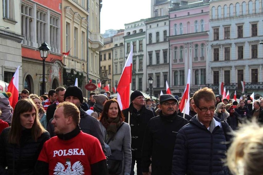 Kraków. Tysiące osób wzięło udział w pochodzie patriotycznym z okazji Święta Niepodległości [ZDJĘCIA]