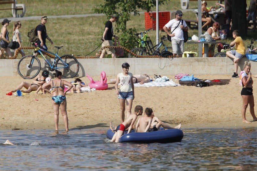 Upalna sobota w Łodzi. Tłumy mieszkańców miasta na Stawach Jana. Zobacz zdjęcia