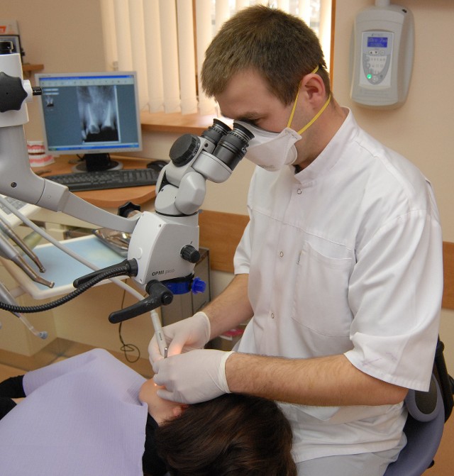 Podczas leczenia mikroskopem dziura w zębie jest lepiej widoczna dzięki dużemu powiększeniu ubytku i światłu, które pada wprost na "naprawiane&#8221; miejsce. 