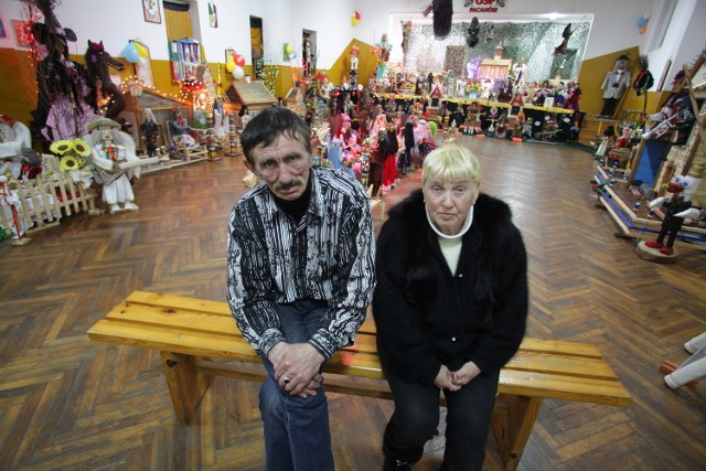 Barbara i Tadeusz Buczyńscy, artyści ze Śladkowa  są załamani, że ściągnięto ich do Pacanowa, ale za swoją pracę nie  dostają  wynagrodzenia.