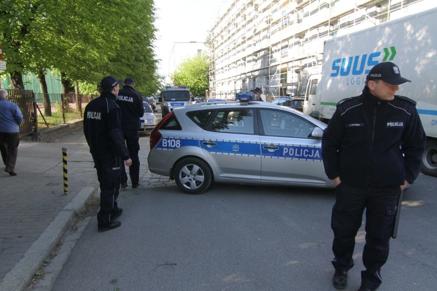 Około 100 osób protestowało pod komisariatem policji Wrocław...