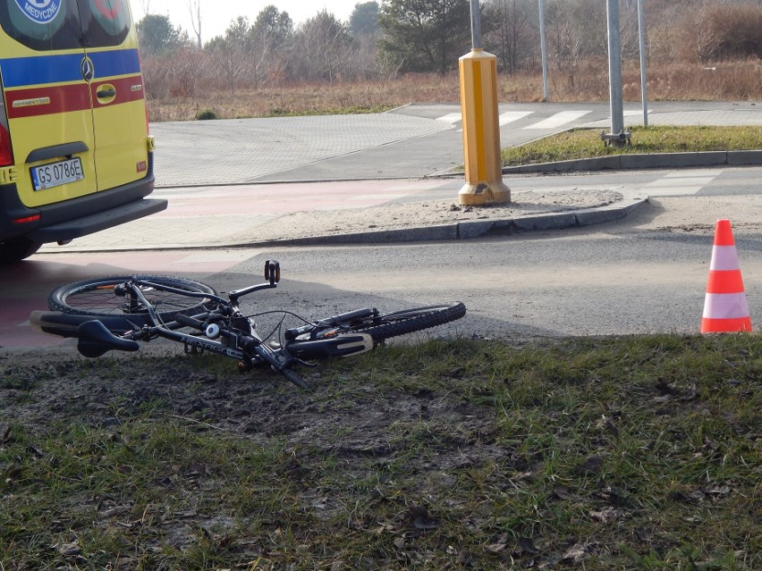 Potrącenie rowerzysty w Ustce. 83-letni poszkodowany w szpitalu [ZDJĘCIA]