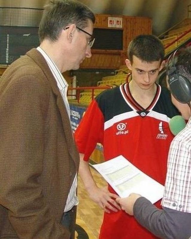 Piotr Pamuła (w środku) słucha rad swojego taty Bogdana (z lewej), trenera pierwszoligowych koszykarzy Stali Stalowa Wola. 