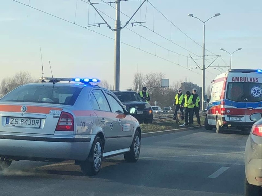 Utrudnienia na Gdańskiej w Szczecinie. Samochód wylądował na torach