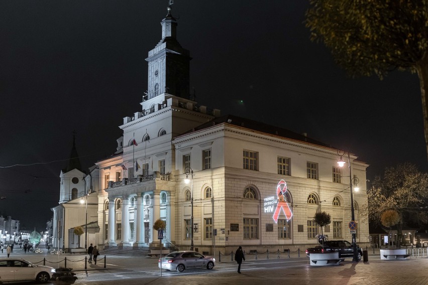  „Razem przeciw HIV”. Na budynkach w Lublinie wyświetlono czerwone kokardki. Zobacz
