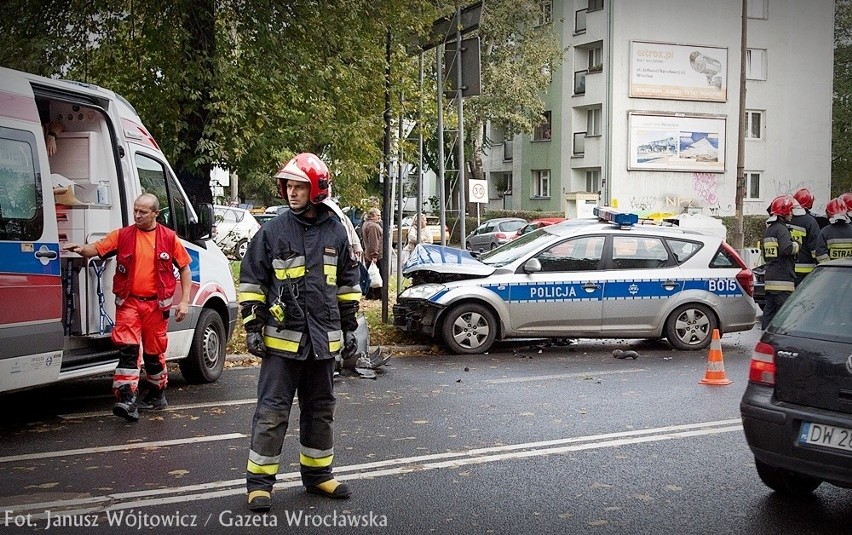 Wrocław: Wypadek radiowozu koło TGG. Policjant wymusił pierwszeństwo (FILM, ZDJĘCIA)