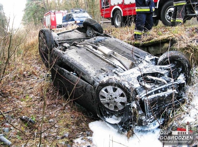 Do wypadku doszło na drodze Gosławice – Sieraków Śląski w powiecie oleskim. Poszkodowana została kobieta kierująca nissanem, który wylądował na dachu w rowie.