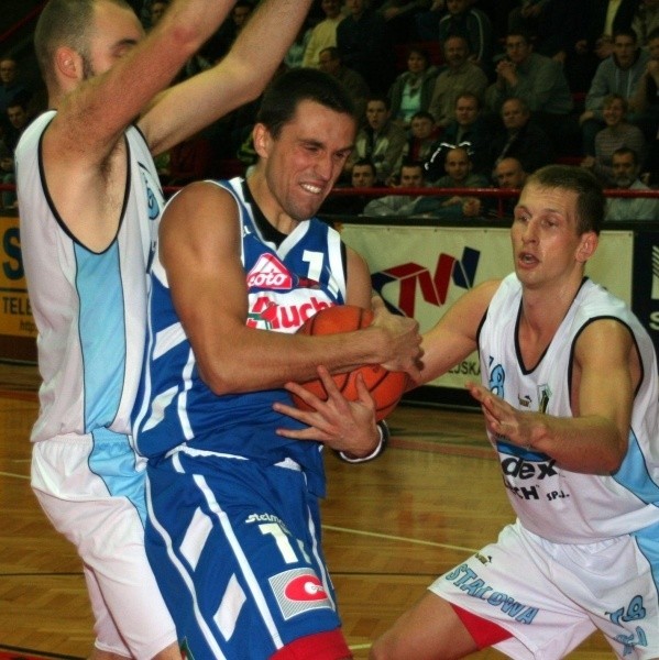 Adrian Czerwonka (z piłką) będzie nowym koszykarzem pierwszoligowej Stali Stalowa Wola.