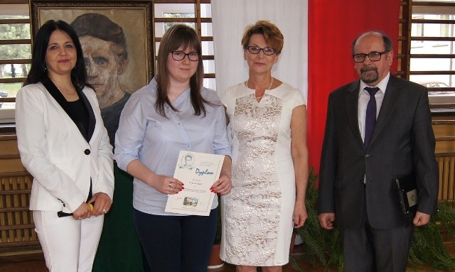 Wiktoria Bała otrzymała superdyplom za 100-procentową frekwencję, a gratulacje złożyli (od prawej): dyrektor liceum Włodzimierz Kruszyński, wychowawczyni klasy III D Mariola Czarny i wicedyrektor Joanna Wrzesień.