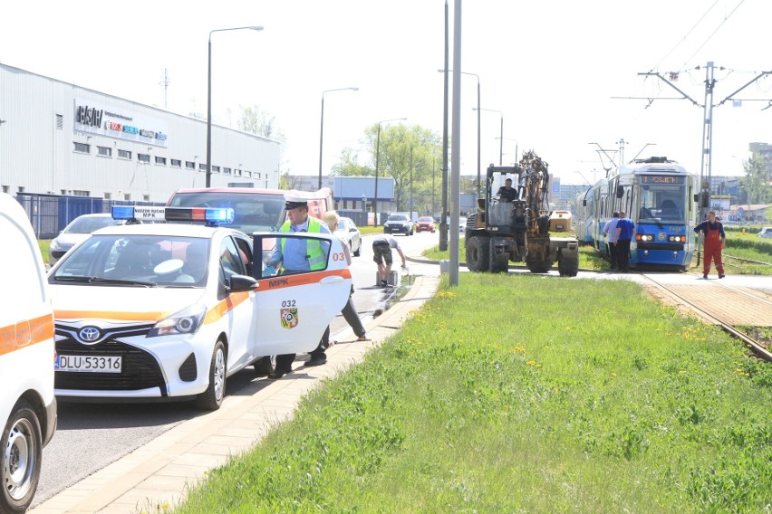 Wypadek tramwaju na Żmigrodzkiej. Pojazd MPK zderzył się z koparką