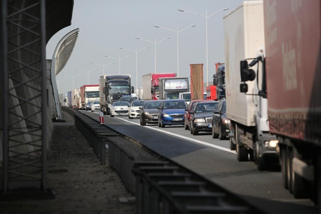 Na AOW ciężarówka uderzyła w bariery blokując jeden pas jezdni w kierunku Warszawy. Zdjęcie ilustracyjne.