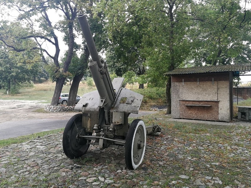 Większość można zobaczyć na terenie Fortu IV. Kilka dział...