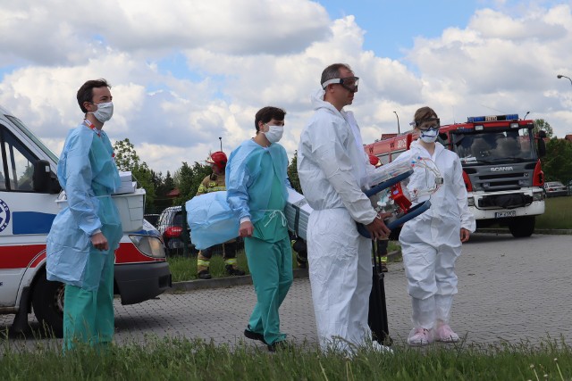 Zespół lekarzy z RC ECMO na lądowisku USK podczas jednej z akcji ratunkowych, z użyciem wojskowego śmigłowca