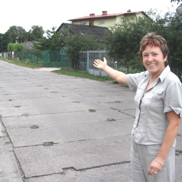 &#8211; Ulica jest utwardzona płytami tylko do Sanepidu &#8211; pokazuje Janina Piastowicz.
