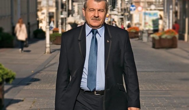 Poseł Prawa i Sprawiedliwości Bogdan Latosiński zgodnie ze statutem „Solidarności” musi zrzec się poselskiego mandatu, by mógł przewodniczyć zakładowej „Solidarności” w Miejskim Przedsiębiorstwie Komunikacji w Kielcach.