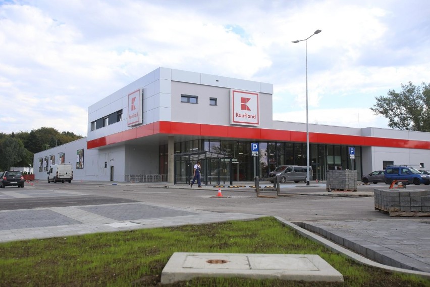 Budowa marketu Kaufland w Katowicach. 5.10.2020...