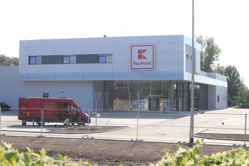 Budowa marketu Kaufland w Katowicach. 5.10.2020...