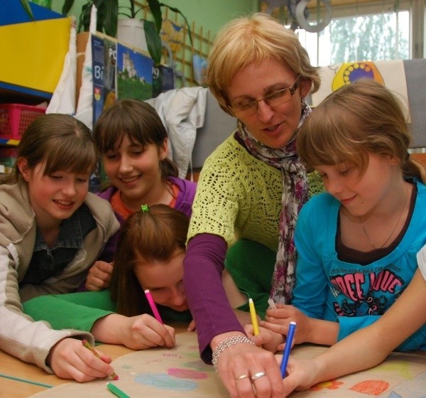 Anna Samborska poświęca swoim dzieciakom mnóstwo czasu. Oprócz pracy pedagoga prowadzi również szkolny wolontariat, a jej Klub Ośmiu przy 44 SP znany jest w całym mieście.