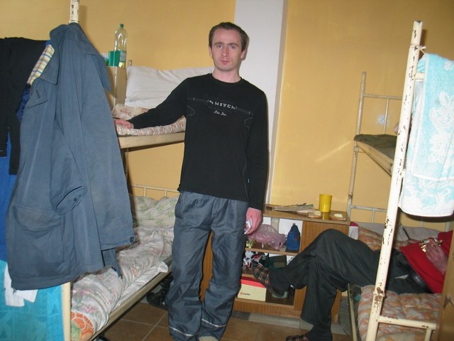 25-latek Krzysztof Leszczyński mieszka w przytulisku w sześcioosobowym pokoju. Jest ciepło, ma co jeść, ale osobny kąt by się przydał.