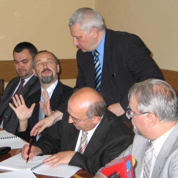 Porozumienie w sprawie sprzedaży większości udziałów w spółce MKS podpisują od prawej Jan Dziubiński prezydent Tarnobrzega i Antoni Barwacz, prezes Przedsiębiorstwa PKS "Orbis&#8221; w Tarnobrzegu.