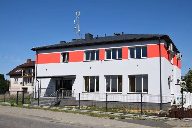 Remiza Ochotniczej Straży Pożarnej w Ostrożance, w gminie Mirzec już otrzymała nową elewację, dach, schody.