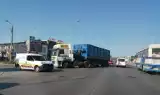 Tarnów. Wypadek na ul. Krakowskiej, zderzenie motocyklisty z ciężarówką. Są utrudnienia w ruchu
