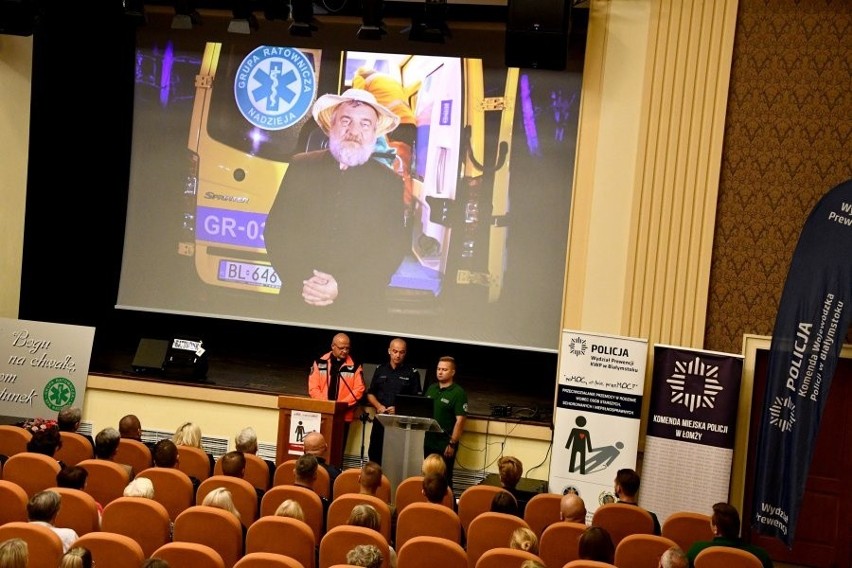 "A odblaska ma?". W Łomży zainaugurowano kampanię na rzecz bezpieczeństwa osób starszych (zdjęcia, wideo)