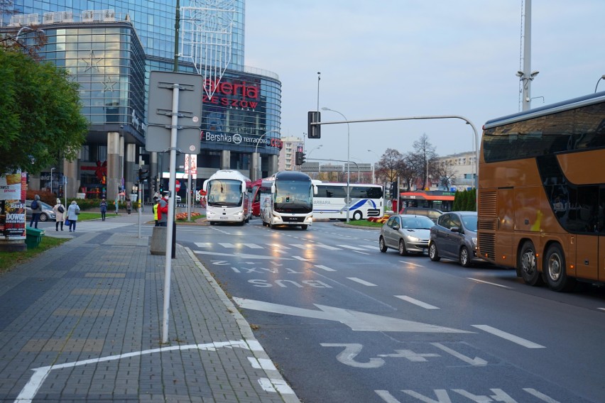 Protest przewoźników w centrum Rzeszowa. Były lekkie utrudnienia, ale bez blokady ruchu. Będą kolejne strajki? [ZDJĘCIA]