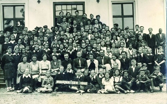 Pierwsza po wojnie wycieczka młodych ełczan. Barbara Kwiecień przypomina pedagogów: wychowawczynię Marię Iglicką (czwarta od lewej w drugim rzędzie) i księdza Józefa Kęckiego (obok).