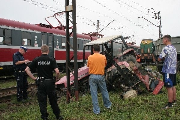 Traktor wjechal pod pociągKierowca ciągnika nie zauwazyl lokomotywy&#8230; i wjechal wprost pod pedzący pociąg relacji Zielona Góra &#8211; Przemyśl. Do wypadku doszlo ok. godz. 7.30 na niestrzezonym przejeLdzie kolejowym w Pelkiniach.