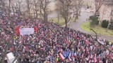 Warszawa. Tysiące protestują przed Trybunałem Konstytucyjnym "w obronie demokracji" (wideo)