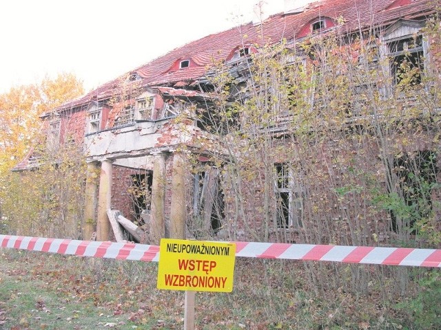 Pałac w Kamnicy to ruina. Teraz każdy może do niego wejść.