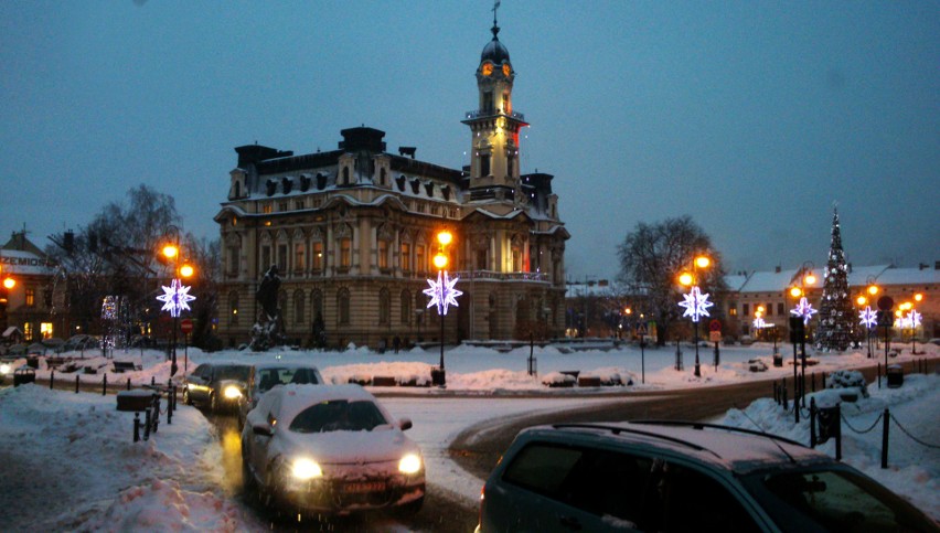 Nowy Sącz. Zaśnieżony rynek nocą wygląda urzekająco