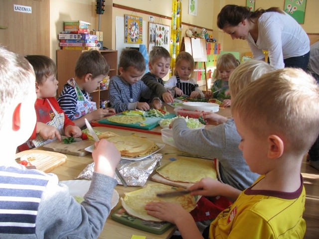 Motylki, czyli pięciolatki z Przedszkola nr 14 zamieniły się w prawdziwych kucharzy. Taka zabawa przekonała ich, że warzywa są nie tylko zdrowie, ale i bardzo smaczne.