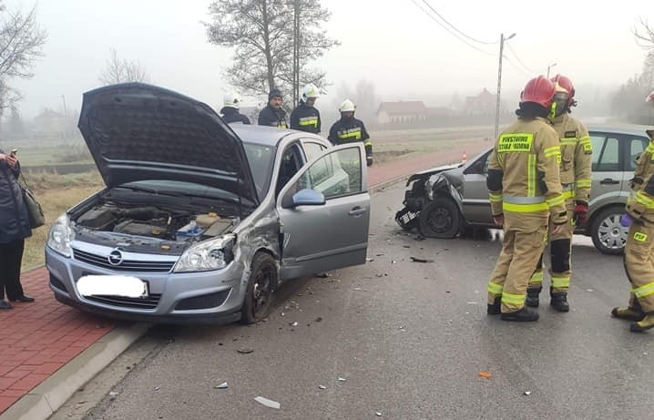 Grębów. Czołowe zderzenie dwóch samochodów na ulicy Leśnej