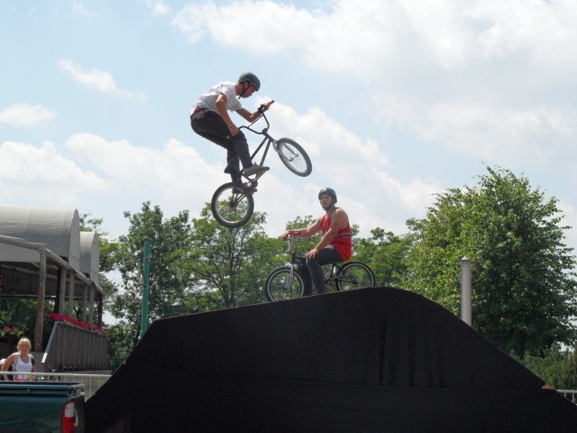 Rowerowe show przed SCC Katowice