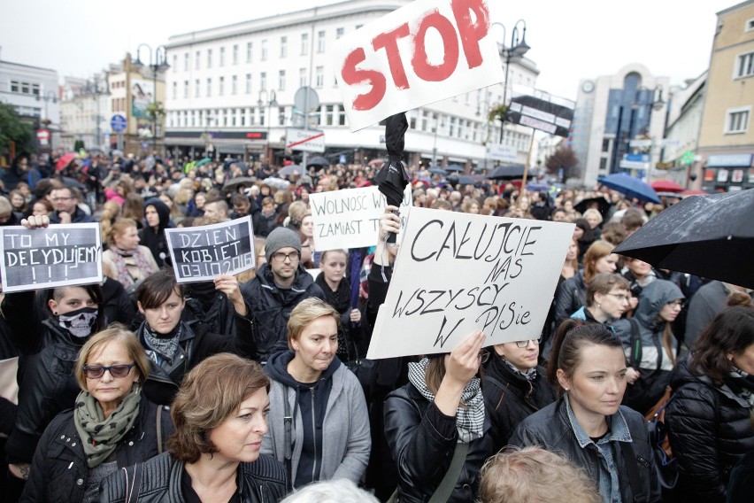 #czarnyprotest w Opolu. Ulicami miasta przeszło około dwóch...