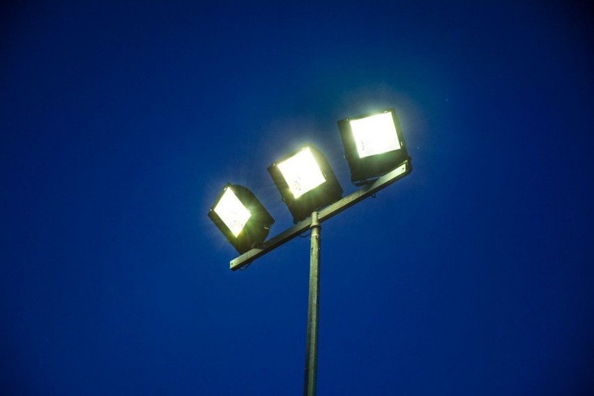Będzin: nowe oświetlenie stadionu w Grodźcu ZDJĘCIA  