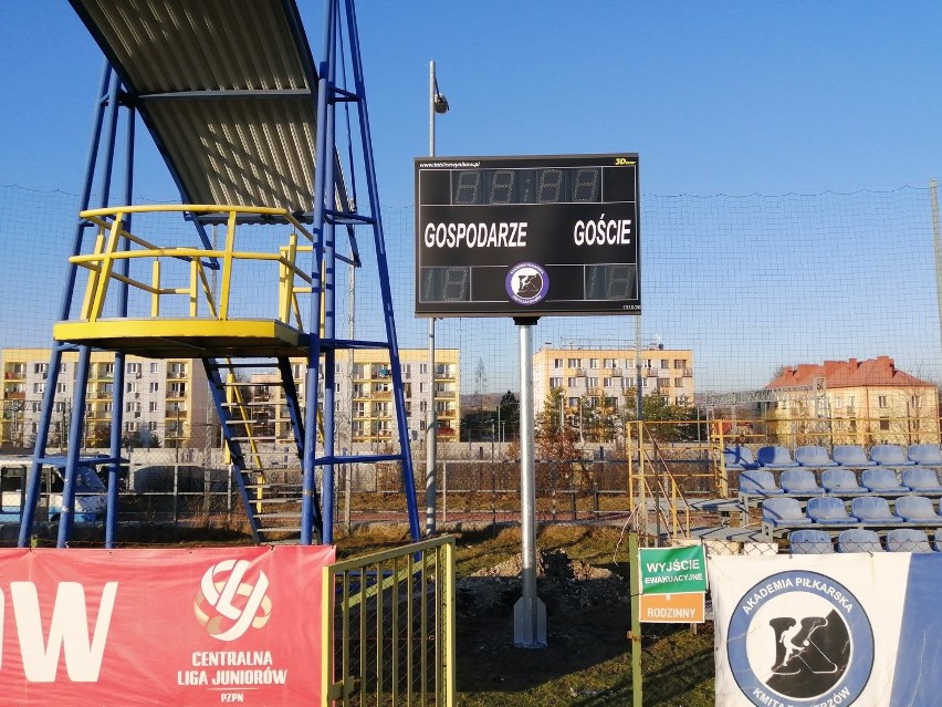 Klasa okręgowa Kraków. Kmita Zabierzów ma nową tablicę elektroniczną na stadionie