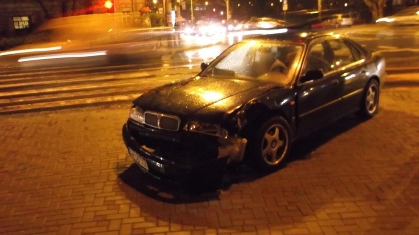 Wrocław: Dwa samochody zderzyły się na skrzyżowaniu Podwala i Krupniczej (ZDJĘCIA)