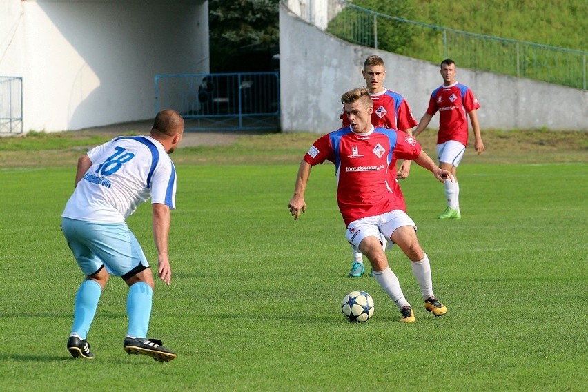 Tomasz Bartosiak z Granatu (przy piłce) rozegrał świetny...