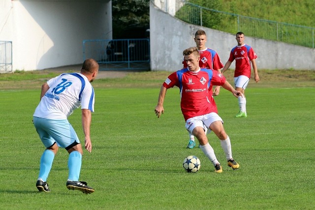 Tomasz Bartosiak z Granatu (przy piłce) rozegrał świetny mecz, zdobywając dwa gole